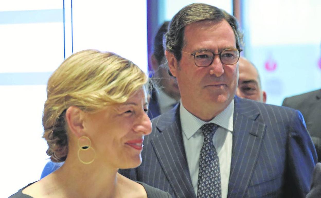 La vicepresidenta Díaz junto al presidente de la patronal, Antonio Garamendi. 