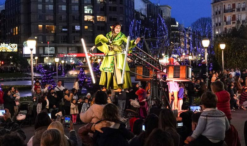 Fotos: Kalejira de Olentzero y Mari Domingi