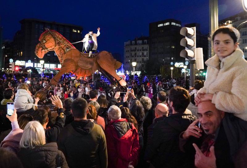 Fotos: Kalejira de Olentzero y Mari Domingi