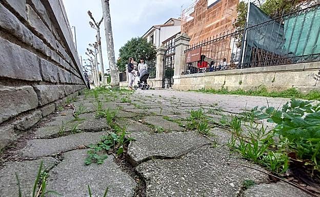 Detalle del estado de las losas a la entrada del paseo de Plentzia. 