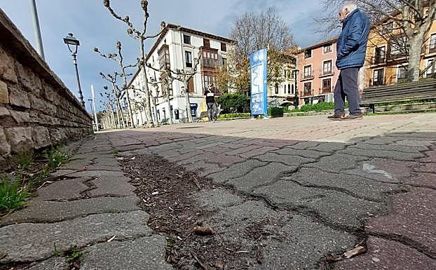 Los vecinos aluden que «muchas personas prefieren andar por la carretera paralela por miedo a caerse»