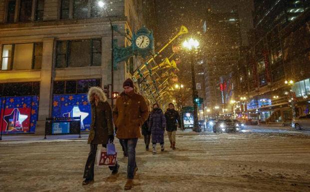 Viandantes cruzan una calle en Chicago, donde cientos de vuelos han sido cancelados.