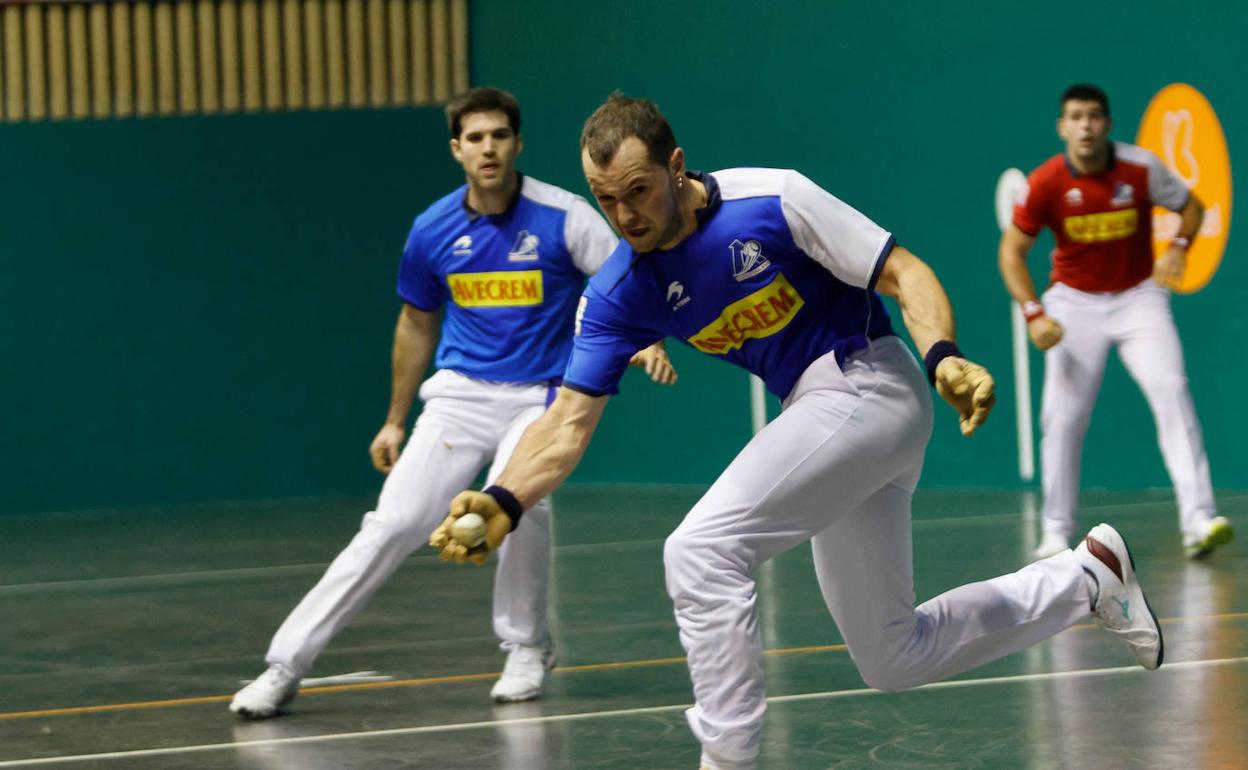 Aitor Elordi devuelve una pelota en el ancho del frontón Astelena ante la mirada de Zabaleta. 