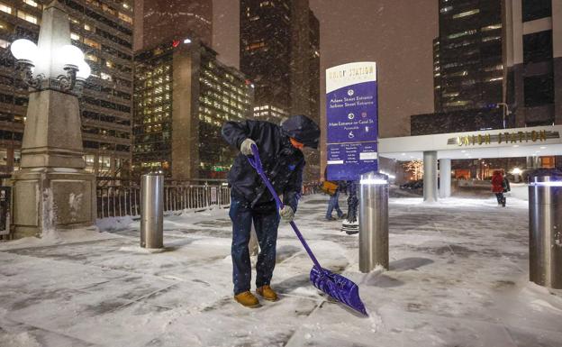 Un hombre retira nieve en Union Station. Chicago.