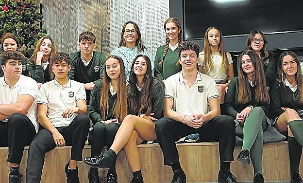 La profesora Diana Vázquez, con sus alumnos en Nuestra Señora de Europa. 