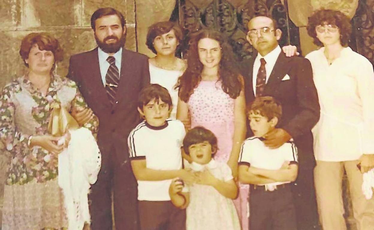 La familia de César Uceda, reunida en la boda de una de sus hijas. Él posa con gafas y pañuelo blanco en la solapa. 