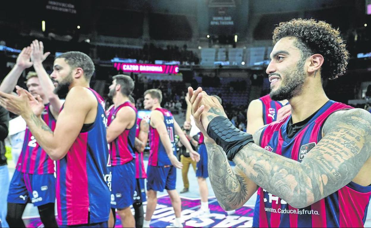 Los componentes de la plantilla azulgrana saludan a la grada del Buesa Arena tras ganar al Virtus. 