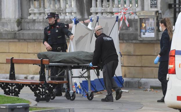 Lukas Agirre, el joven de 24 años asesinado en San Sebastián, sufrió dos navajazos en el cuello y el pecho