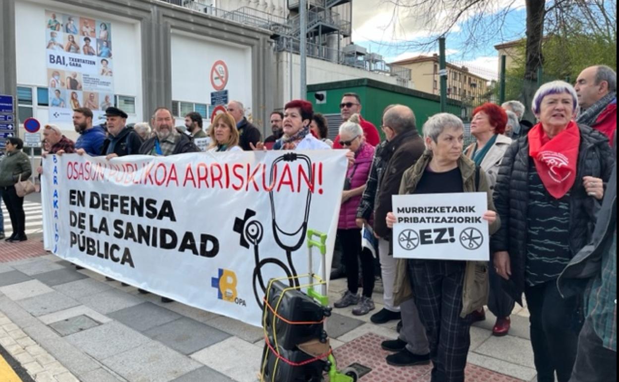 El acto se ha celebrado a media mañana frente al hospital baracaldés de San Eloy. 