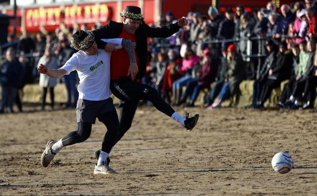 Tradicional partido de fútbol de pescadores contra bomberos en Scarborough (Reino Unido). Se juega desde 1893 para recaudar fondos solidarios. Si se le cae el sombreo a un jugador, el equipo contrario disfruta de una falta directa.