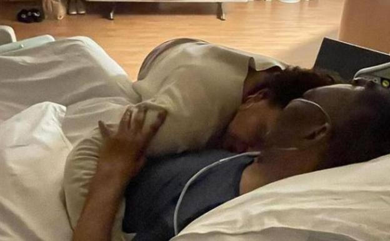 La hija de Pelé comparte una foto con su padre en el hospital: «Seguimos aquí, en la lucha»