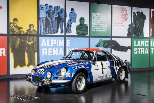 Alpine Renault A110 1800. Con este coche la pareja francesa formada por Bernard Darniche y Alain Mahé ganó el Rally de Marruecos en 1973, que incluía etapas en el desierto del Sáhara tan duras que provocaron que sólo 12 de los 72 participantes completaran la carrera. Tras algunos éxitos aislados anteriores, aquel año fue el de despegue de la marca gala, que logró la victoria en el Campeonato Mundial de Constructores gracias a los triunfos en Montecarlo, Portugal, Sanremo, Córcega y al citado en Marruecos.