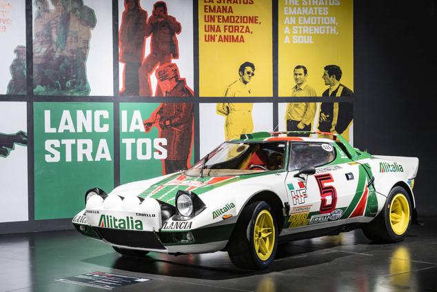 Lancia Stratos. Este vehículo de diseño vanguardista considerado un icono para los aficionados del automovilismo fue el primer coche proyectado de manera específica para los rallies. Con numerosísimas victorias en multitud de carreras desde su debut en 1976, el Stratos presente en la exposición sufrió diversos cambios tanto en su motor como en sus colores externos, al cambiar el patrocinio del equipo de Marlboro a Alitalia. Entre los pilotos que se pusieron a sus mandos destacan los italianos Raffaele Pinto y Sandro Munari.