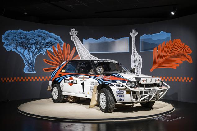Lancia Delta HF Integrale Evoluzione Safari. El fabricante italiano logró el campeonato mundial de rallies en 1992 con este automóvil que conducía Juha Kankkunen con Juha Piironen como copiloto. Este automóvil se conserva en su estado original, a excepción del techo, que tuvo que ser sustituido debido a un accidente. Entre sus peculiaridades destacan la estructura metálica añadida en la parte frontal para mejorar la resistencia frente a posibles choques con animales salvajes, los potentísimos faros para garantizar la visibilidad en medio del polvo y la dotación de un machete para abrirse paso por las junglas africanas. 