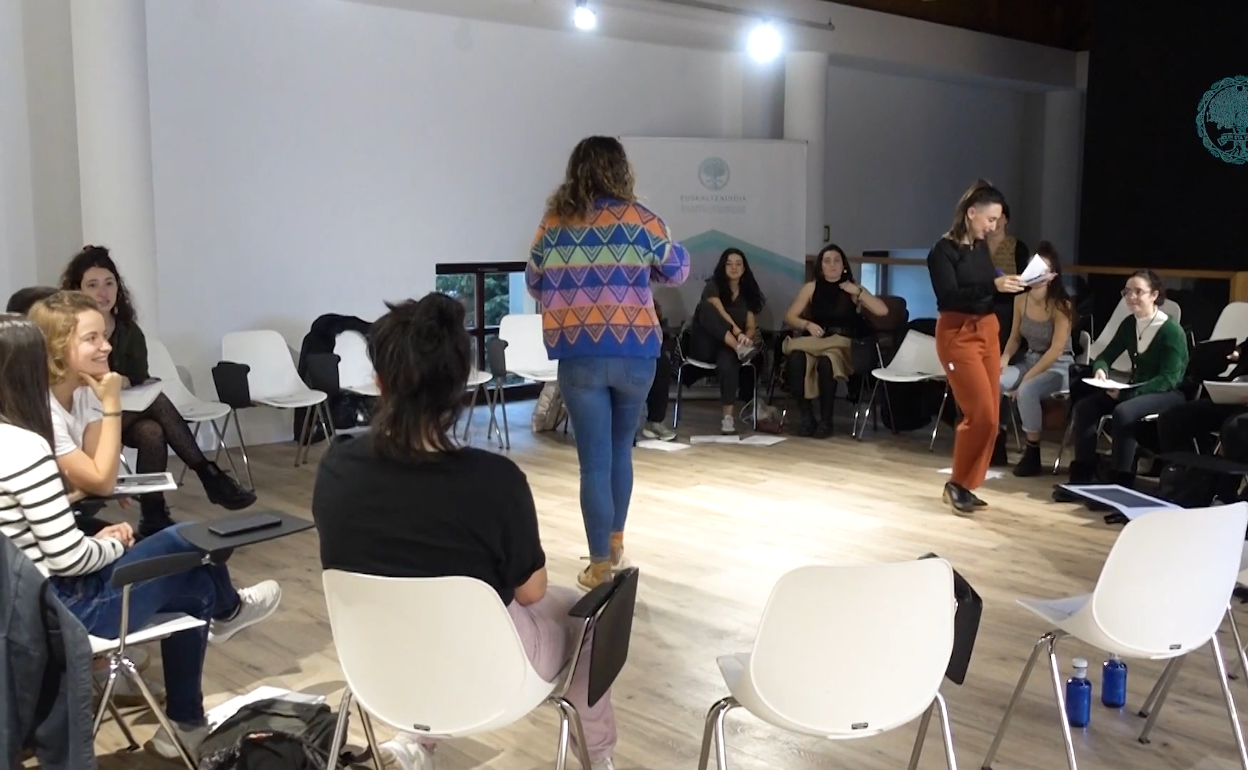 Azaroaren 17an, 24an eta abenduaren 1ean ospatu ziren saiook Euskaltzaindiaren Arabako ordezkaritzan (Etxezarra eraikina). 