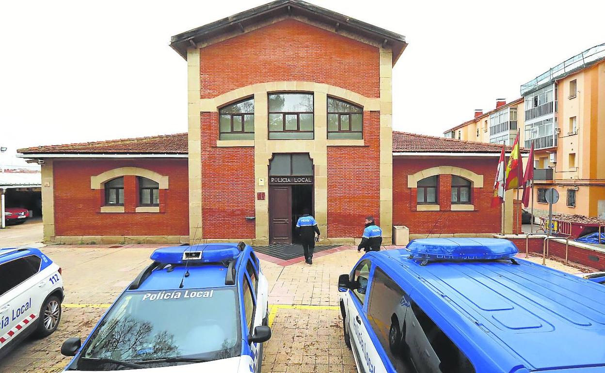 Agentes de Policía Local entran en las dependencias ubicadas en la barriada de San Juan del Monte. 