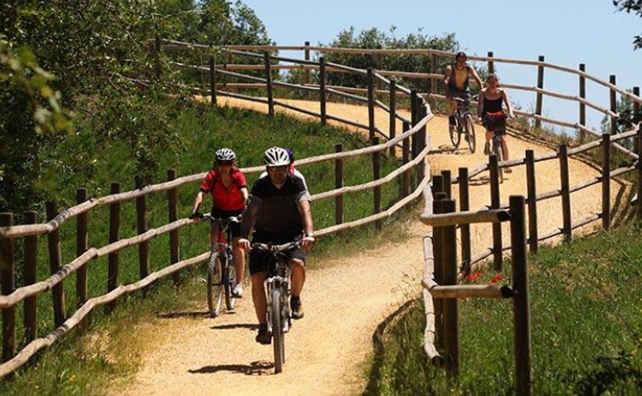 Varios ciclistas ruedan por un tramo habilitado en la comarca. 