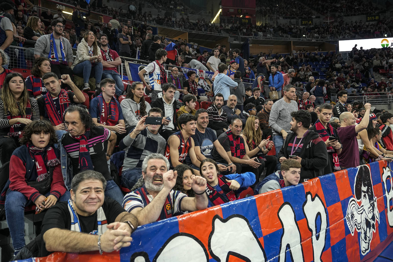 Fotos: Ambientazo en el Buesa Arena en el choque entre el Baskonia y el Real Madrid