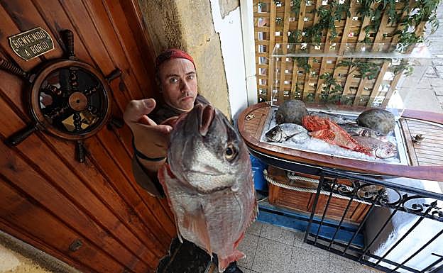 Gualber Royo posa junto al expositor de Karola Etxea.