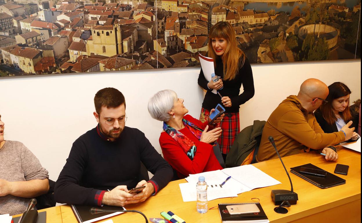 La concejala de Hacienda, Matilde Fernández, habla con la alcaldesa antes de un pleno municipal. 