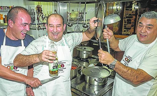 De izquierda a derecha, Seve Ubierna, Andoni Gómez 'Tazo' y Juantxo del Olmo, con las 'armas' culinarias en todo lo alto para llevar los langostinos y las cocochas a los platos del concurso. 