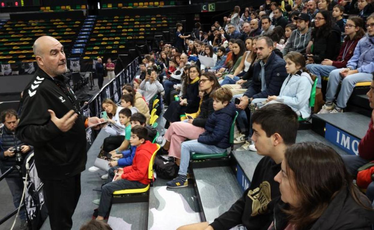 Hakanson explica cómo será el entrenamiento alas personas reunidas en Miribilla. 