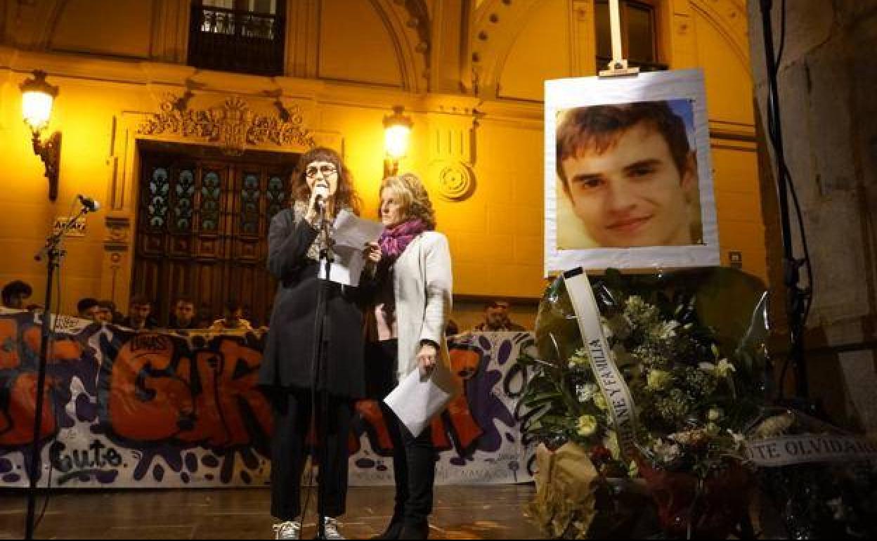 La madre de Lukas Agirre se dirige a los concentrados en la plaza de los Gudaris de Hernani. 