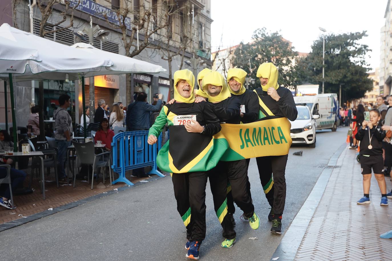 Muchos participantes de la San Silvestre de Barakaldo ha optado por disfrazarse.