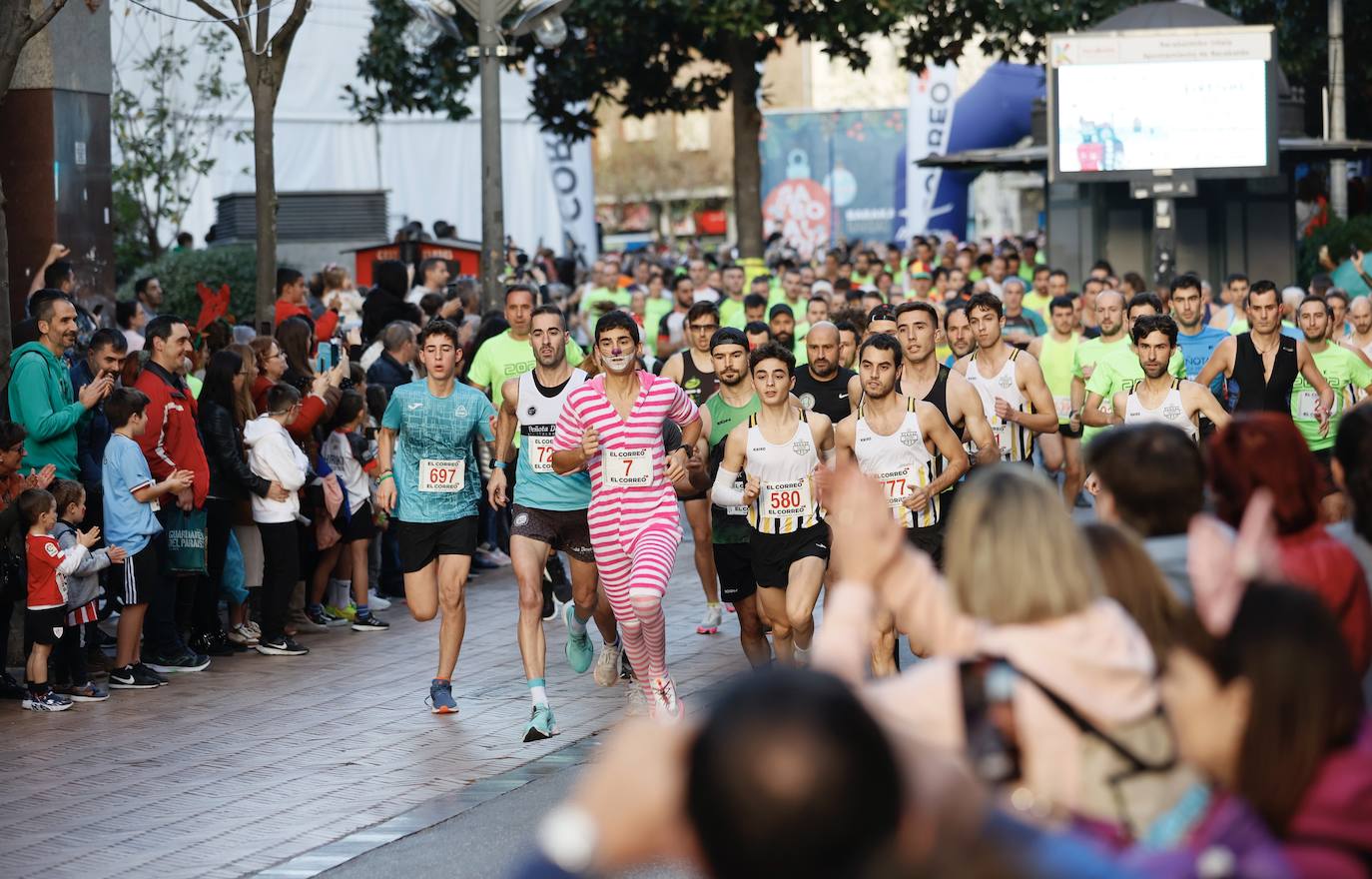 Muchos participantes de la San Silvestre de Barakaldo ha optado por disfrazarse