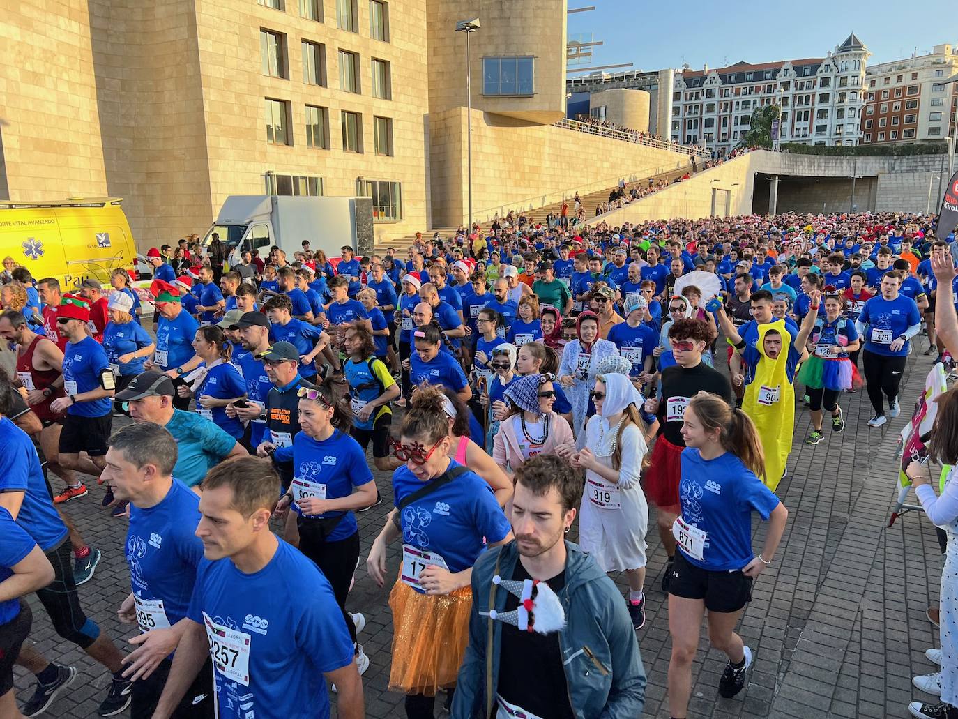 Miles de personas han participado en la San Silvestre de Bilbao.