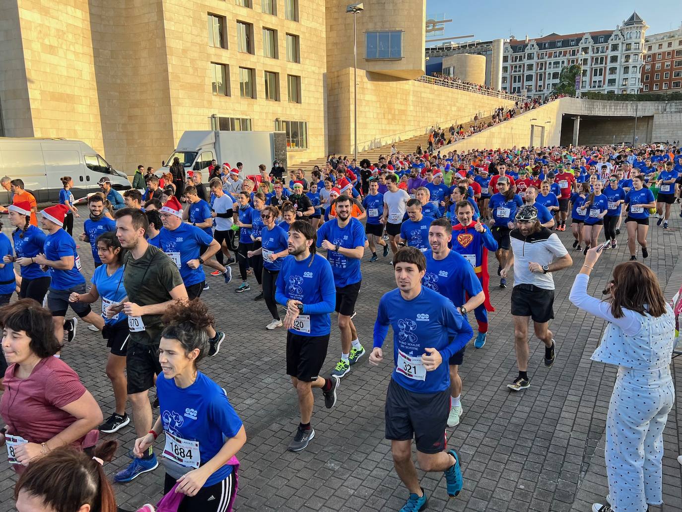 Miles de personas han participado en la San Silvestre de Bilbao.