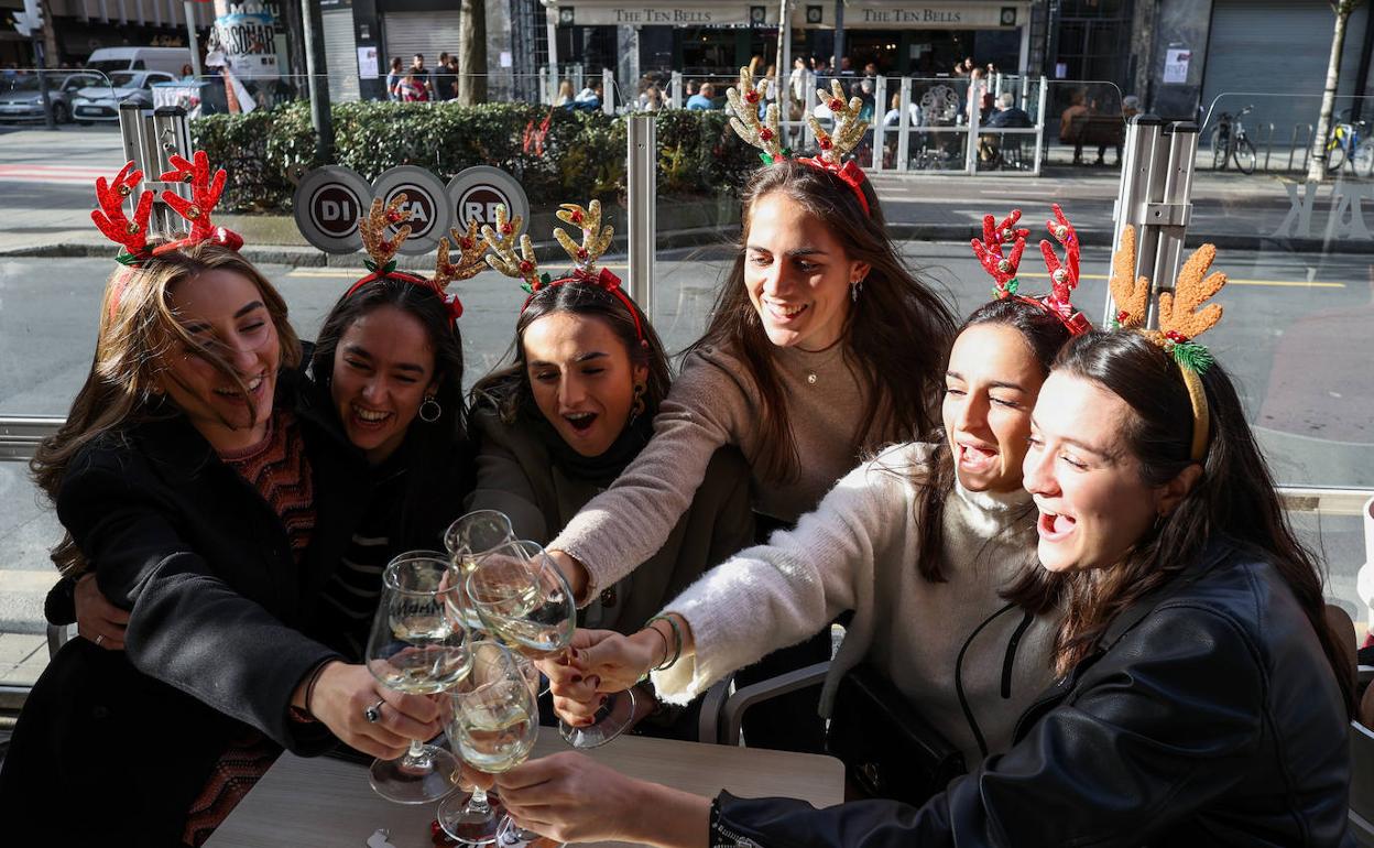 Un grupo de amigas brinda por el 2023 en Doctor Areilza. 