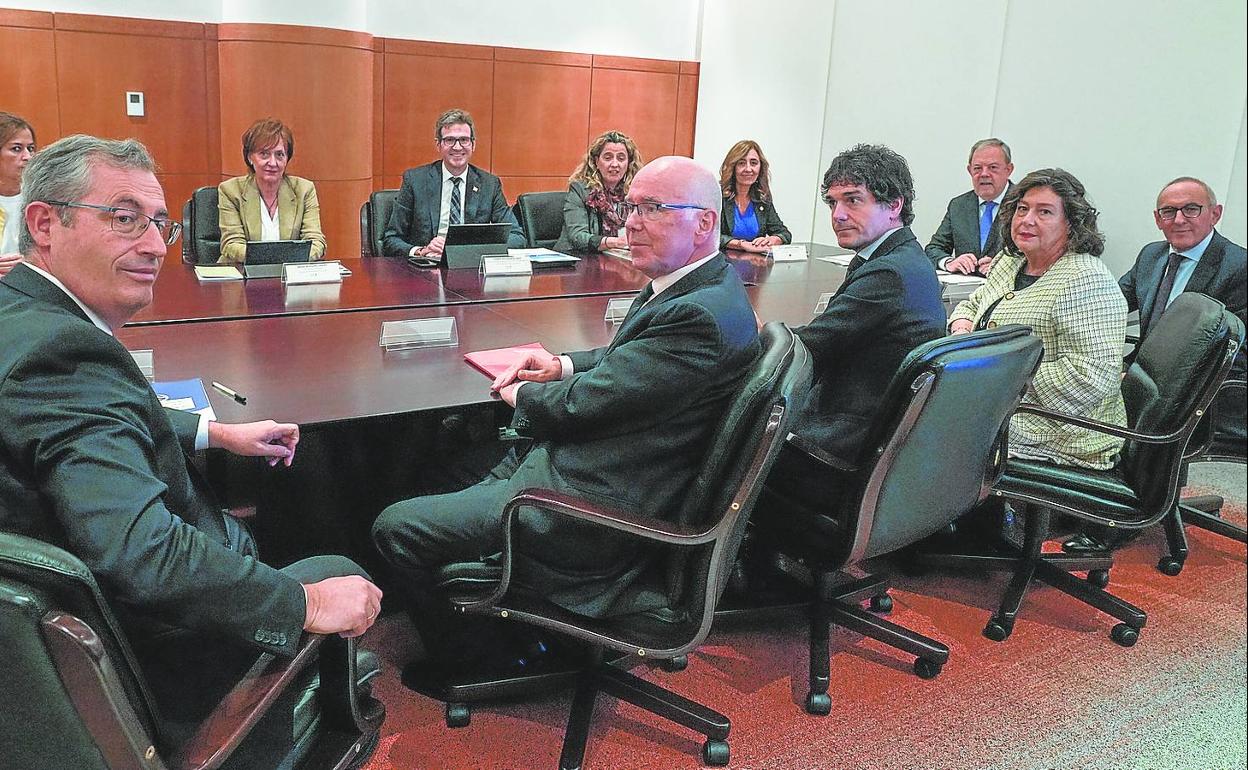 Responsables económicos del Gobierno vasco y de las diputaciones y haciendas forales en una reunión del pasado octubre. 