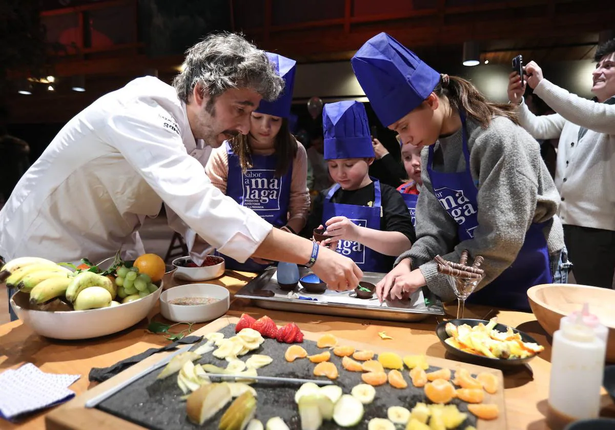 El cocinero alavés Diego Guerrero con los niños participantes en el taller de cocina organizado por ChefsForChildren junto a la Fundación Pequeño Deseo
