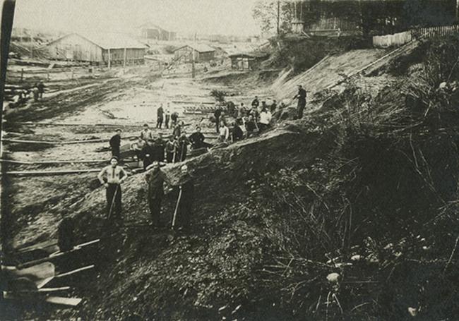 Un grupo de deportados trabaja en la construcción de un ferrocarril.