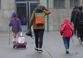 Niños ajenos a esta información van camino del colegio