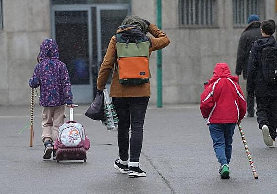 Niños ajenos a esta información van camino del colegio