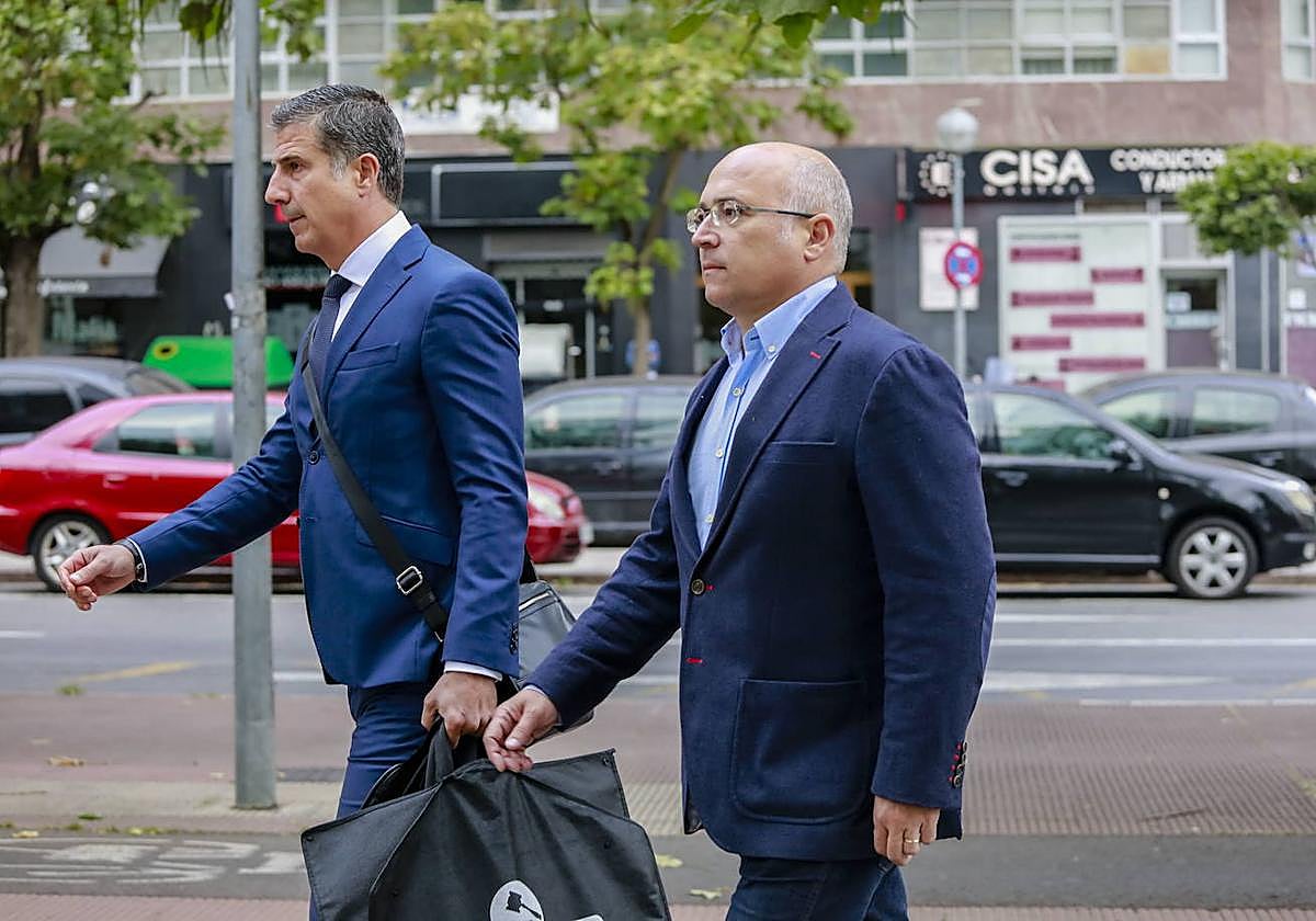 Alfredo de Miguel accede al Palacio de Justicia de Vitoria durante el juicio