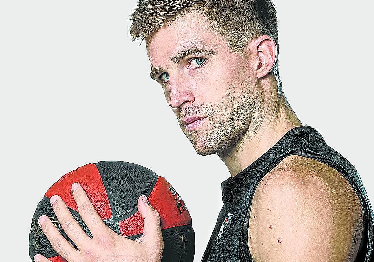 Xabi Rabaseda posa en una sesión fotográfica de presentación de la temporada