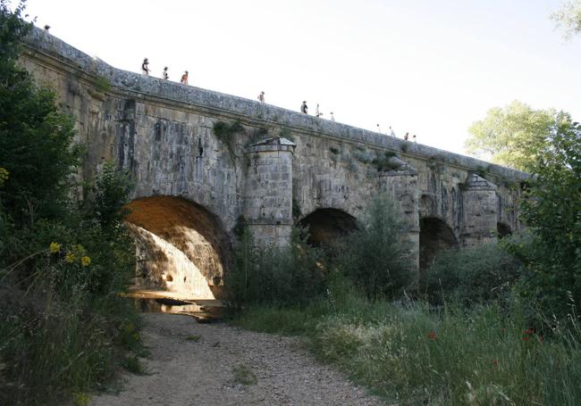 Acueducto de Abánades en el Canal de Castilla en Melgar de Fernamental.