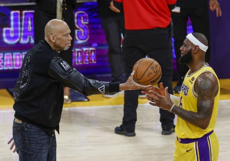 Abdul Jabbar entrega el balón a Lebron.