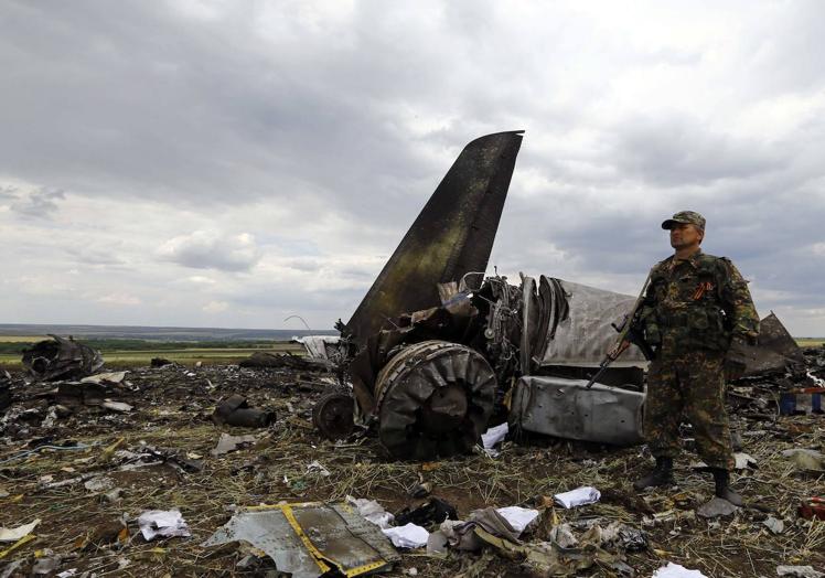 Un miliciano prorruso, junto a los restos del avión malasio derribado.