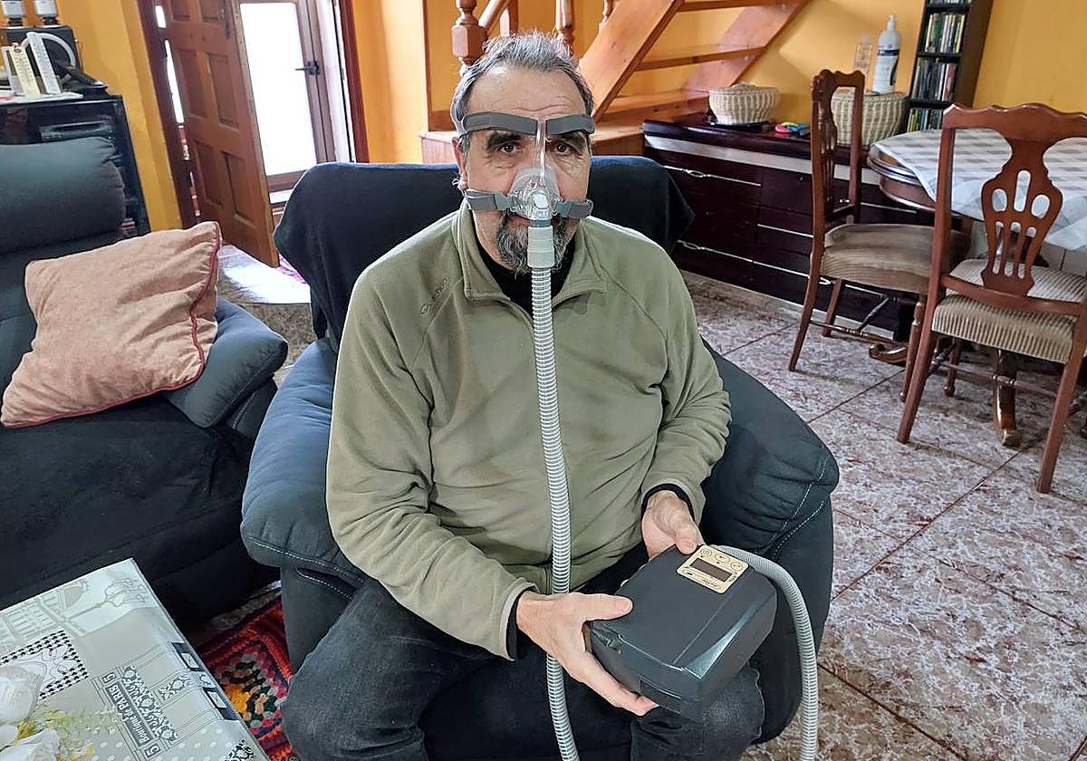 Mariano con el aparato que necesita enchufar a la corriente para respirar mejor por la noche