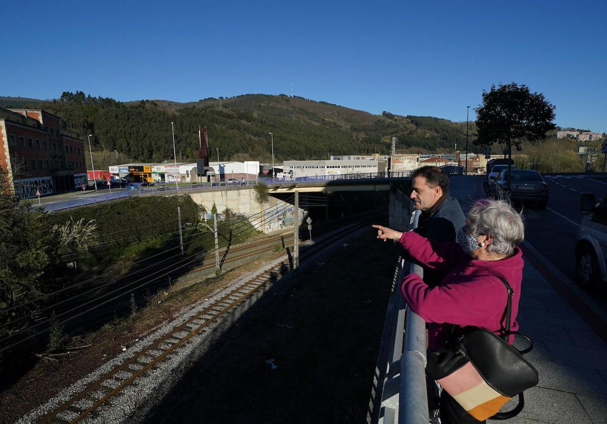 Vista de la trinchera ferroviaria que albergara la futura estacion intermodal de Sarratu, en Basauri