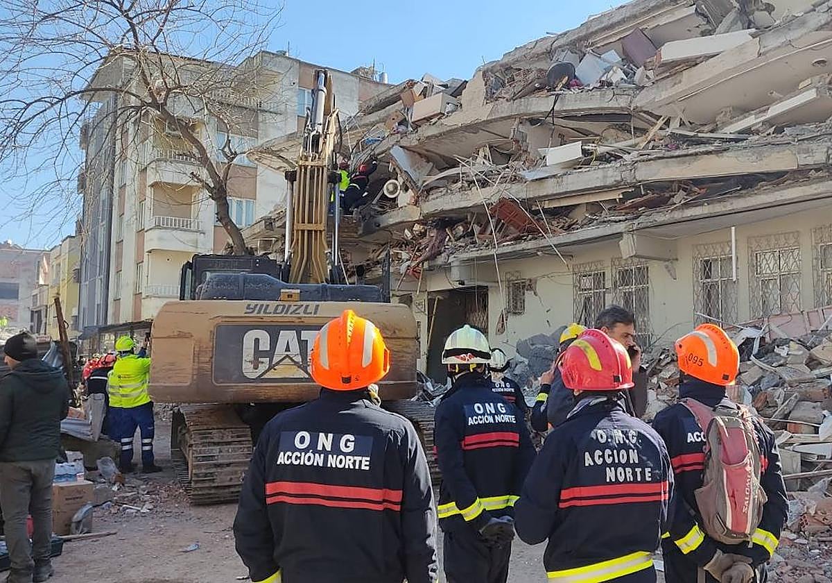 Bomberos de Vitoria en Turquía: «La gente nos para por la calle llorando»