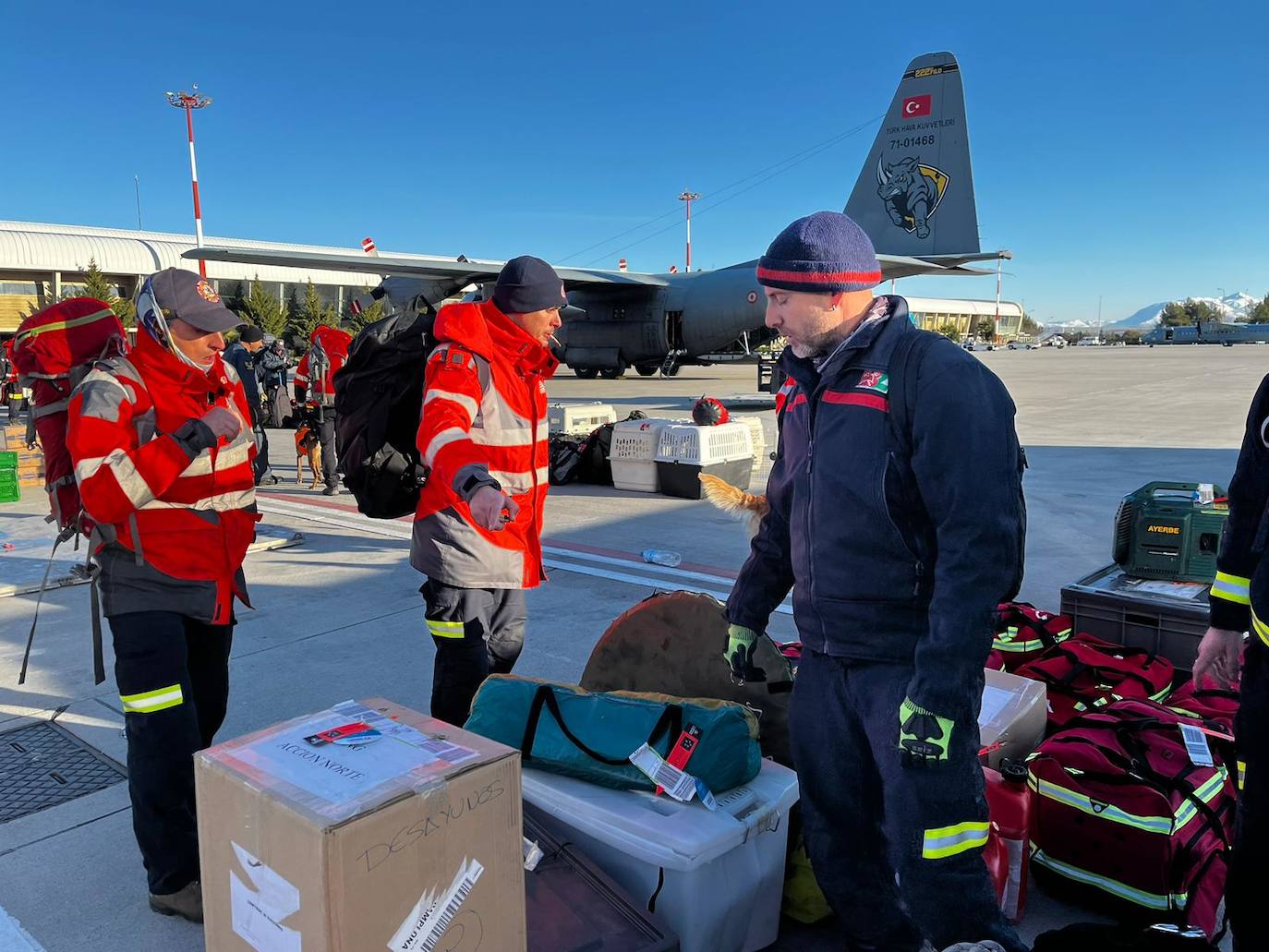 Los servicios de rescate y el material llegan al aeropuerto turco.
