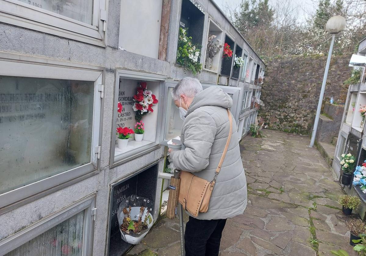 Isabel Vaquero, que acude entre dos y tres veces al cementerio a visitar a su marido, reconoce haber visto incluso tiestos y botellas tiradas