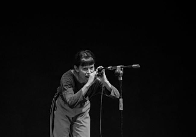 'Entre mi cuerpo y yo. Llorona llévame al río'.