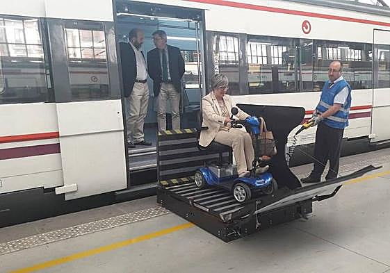 María Luisa Goikoetxea usando la rampa que le permite acceder al tren para ir a Bilbao