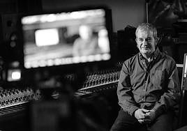 Una imagen con Bingen Mendizabal, el compositor cuya trayectoria recorre la película 'Bidean jarraituz (siguiendo en el camino)'